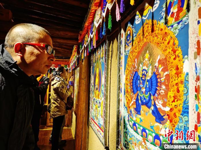 圖為民眾參觀古堡內(nèi)的唐卡?！?zhí)砀?攝
