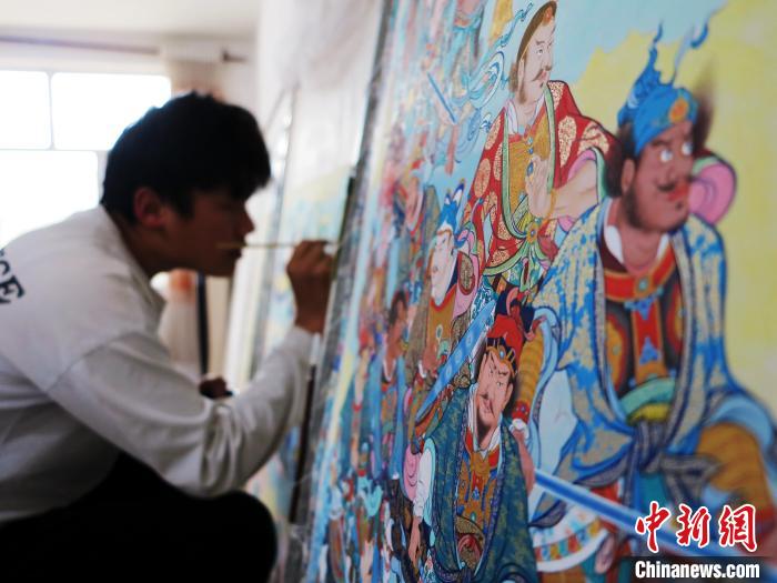 圖為熱貢龍樹畫苑內(nèi)的學(xué)徒繪畫唐卡。　張?zhí)砀?攝