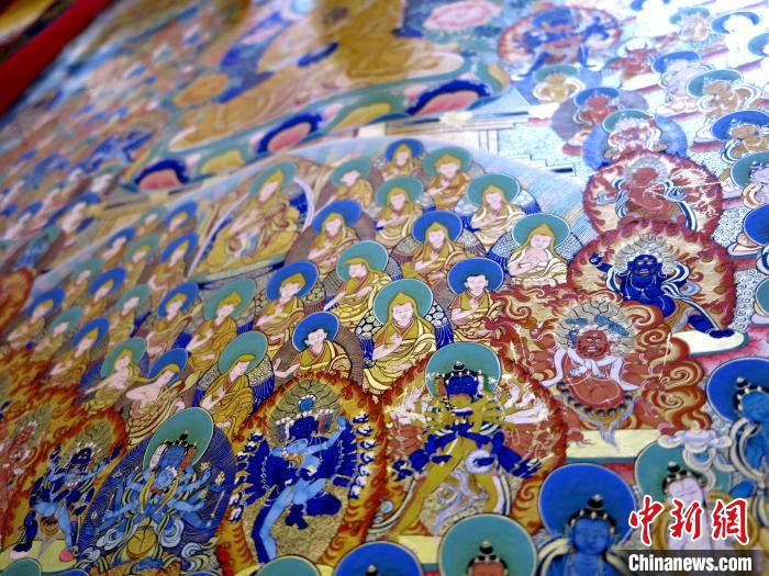 圖為熱貢龍樹畫苑內(nèi)展覽的唐卡局部?！?zhí)砀?攝