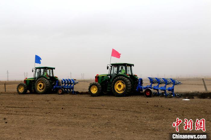 圖為播種機(jī)正在忙碌耕作?！埖么?攝