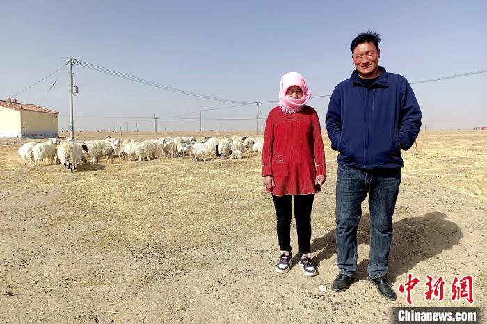 圖為華公太(右)走訪牧民?！〔彭?xiàng)什姐 攝