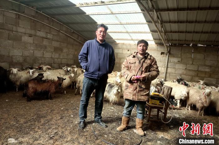 圖為華公太(左)走訪牧民生產(chǎn)生活情況。　才項(xiàng)什姐 攝