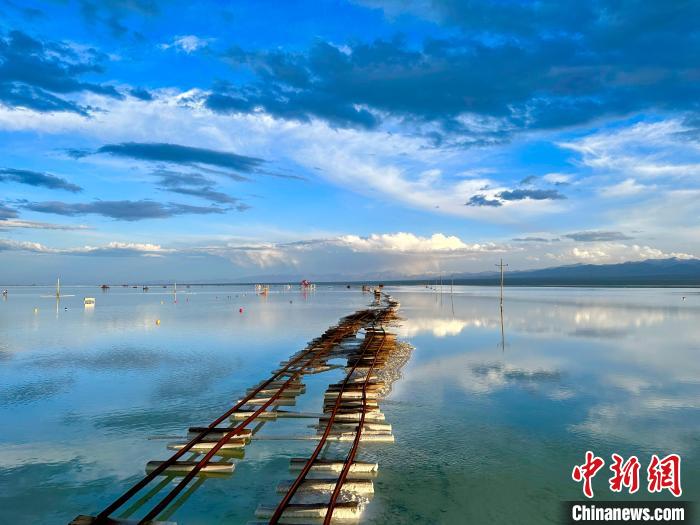 圖為茶卡鹽湖景區(qū)風(fēng)光?！⒀?攝