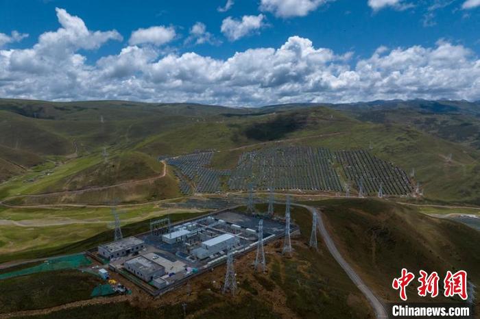 航拍建成投運的柯拉一期光伏電站升壓站。　劉忠俊 攝