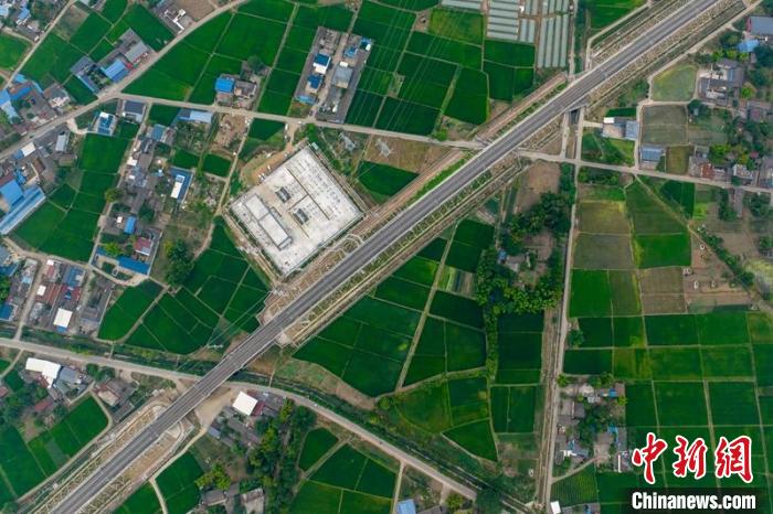 空中俯瞰綿竹牽引變電所和川青鐵路成黃段鐵路線(xiàn)。　劉忠俊 攝