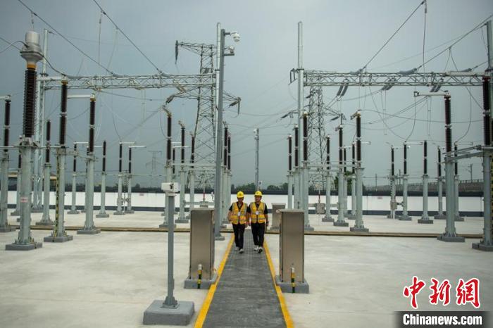 工作人員正在綿竹牽引變電所內(nèi)巡查設(shè)備受電運(yùn)行情況?！⒅铱?攝