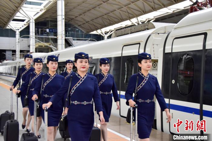 圖為青藏鐵路西格段“復(fù)興號(hào)”動(dòng)車組乘務(wù)員新制服亮相?！|科力加 攝