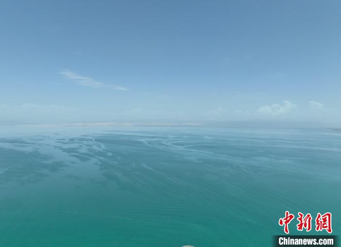 圖為航拍仲夏時(shí)節(jié)，青海湖水天一色?！∑钤鲚?攝