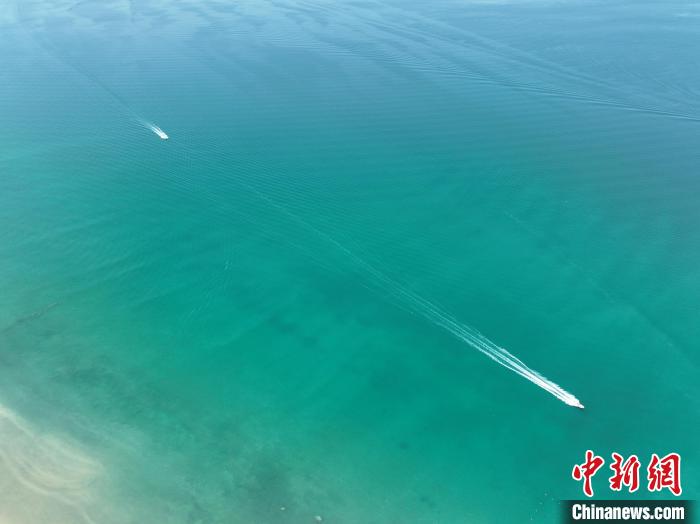 圖為航拍仲夏時(shí)節(jié)，青海湖湖水碧波蕩漾?！∑钤鲚?攝