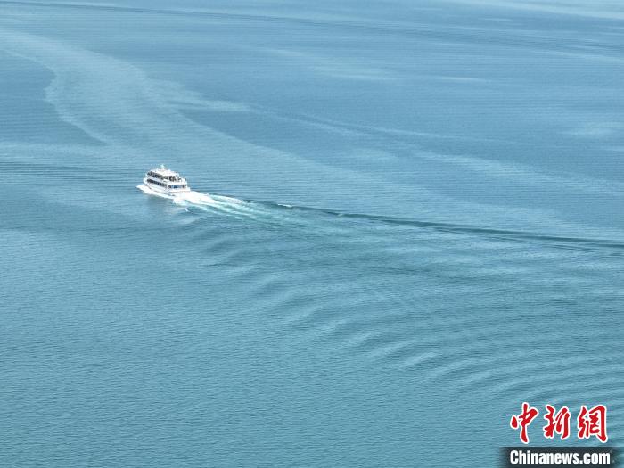 圖為航拍仲夏時(shí)節(jié)，青海湖湖水碧波蕩漾。　祁增蓓 攝