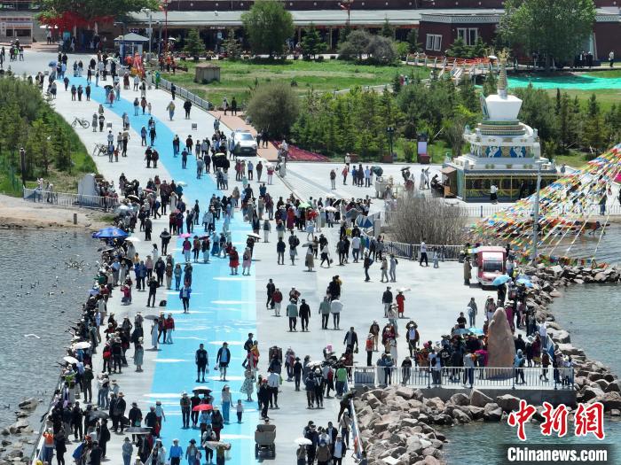 圖為航拍青海湖二郎劍景區(qū)游客眾多?！∑钤鲚?攝