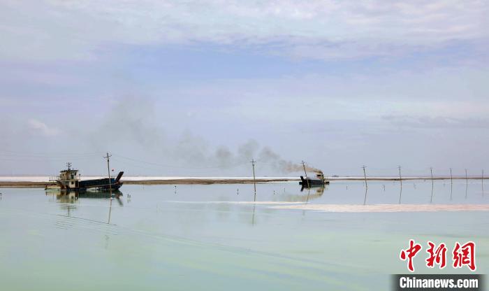 “天空之鏡”青海茶卡鹽湖：迎黃金旅游季，獨(dú)特景色引客來(lái)