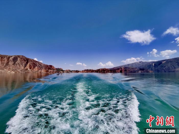 圖為坎布拉境內(nèi)的黃河庫區(qū)。(資料圖) 張?zhí)砀?攝