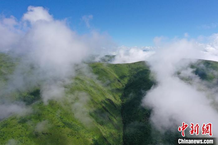 航拍賽來塘鎮(zhèn)山間云霧繚繞。　馬銘言 攝