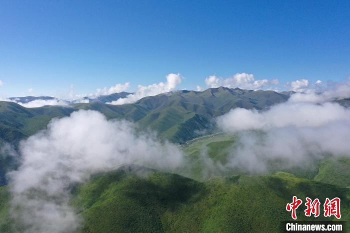 航拍賽來塘鎮(zhèn)山間云霧繚繞?！●R銘言 攝