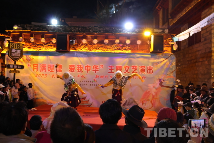 圖為藏戲表演.JPG 圖為藏戲表演.JPG