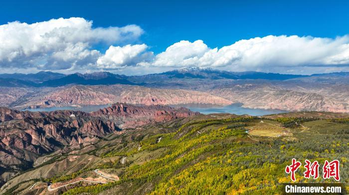 青?？膊祭锶站吧珘衙赖刭|(zhì)遺跡與黃河庫區(qū)相映襯
