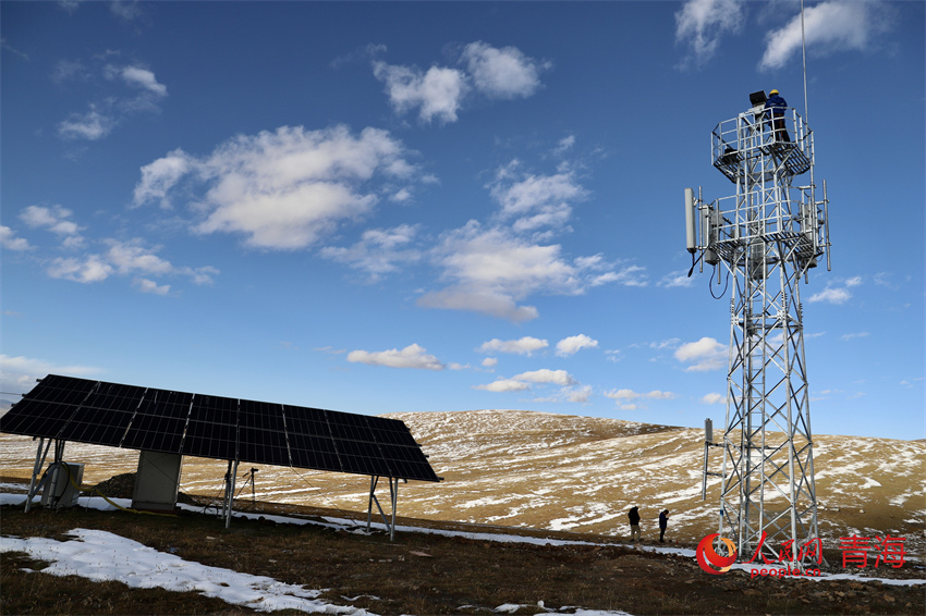 玉樹州曲麻萊縣黃河源流域約古宗列曲拍攝的中國移動(dòng)5G基站。人民網(wǎng) 陳明菊攝