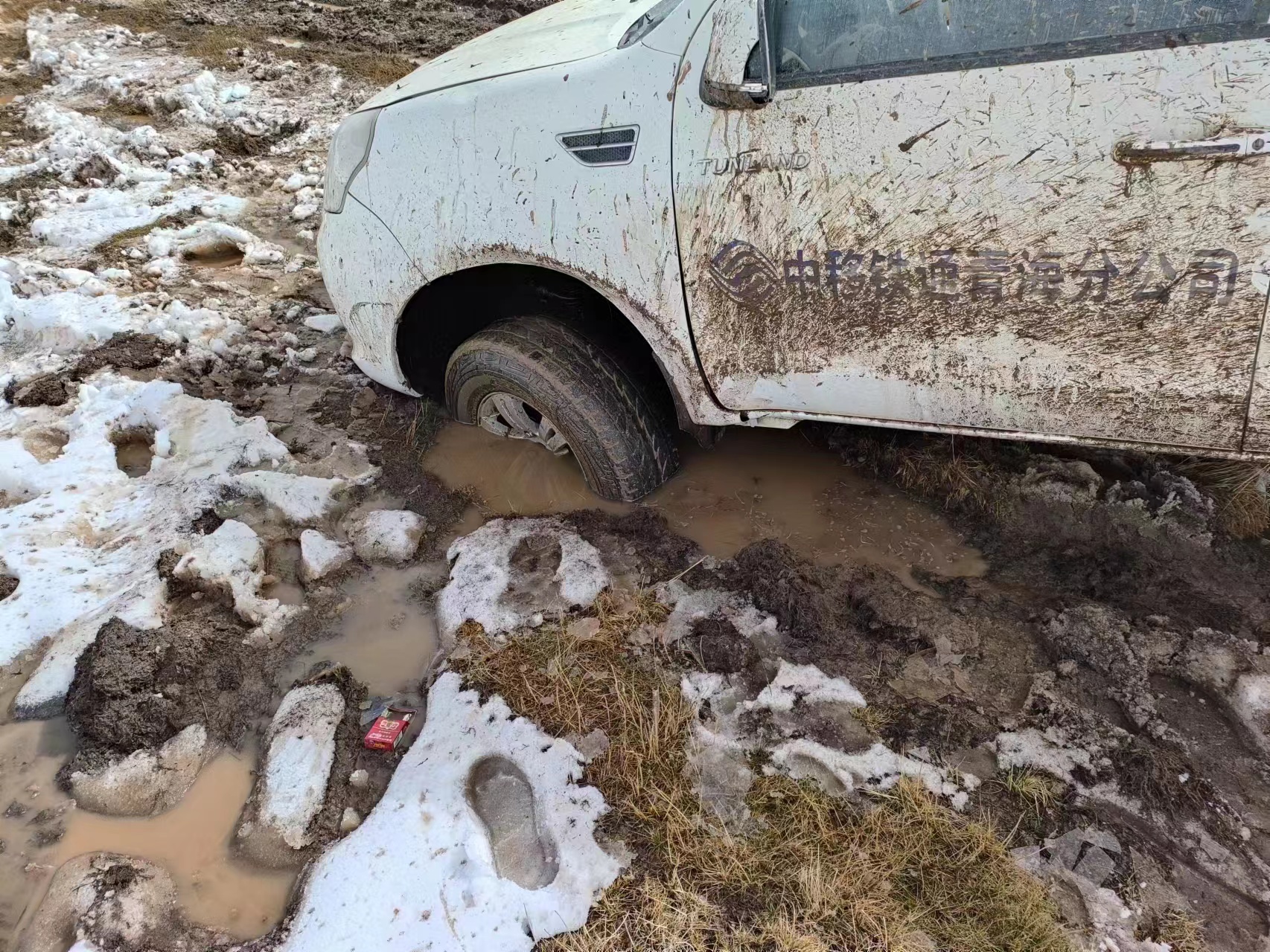 冰天雪地，泥濘路滑。祁海峰攝。