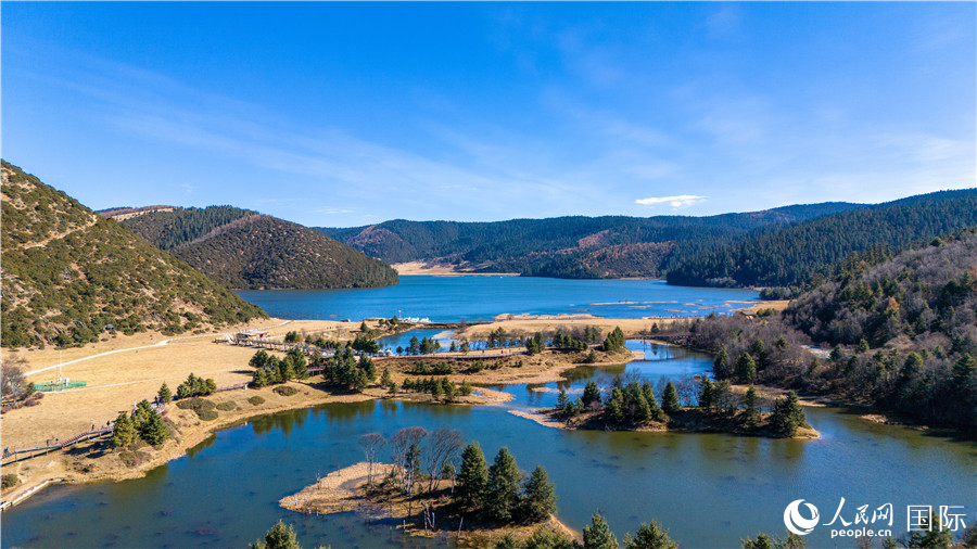 初冬的屬都湖。人民網(wǎng)記者 虎遵會(huì)攝