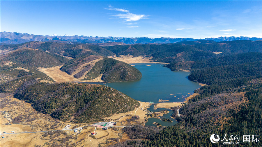 香格里拉國(guó)家公園屬都湖全景。人民網(wǎng)記者 虎遵會(huì)攝