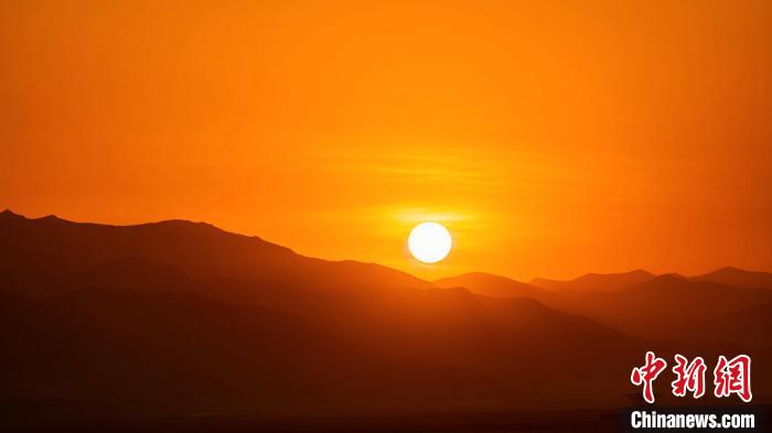 航拍祁連山日出美景:天空多彩山河壯麗