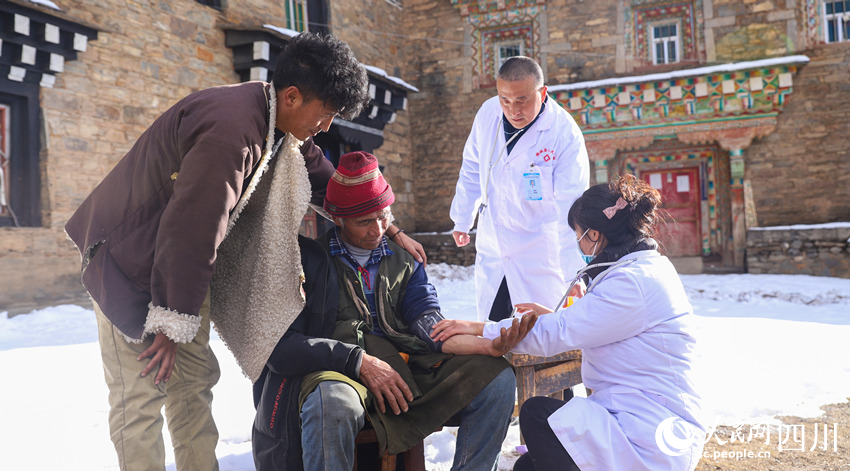 幫扶醫(yī)療小分隊(duì)成員為村民義診。劉學(xué)懿攝