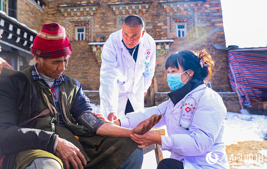 幫扶醫(yī)療小分隊(duì)成員為村民義診。劉學(xué)懿攝