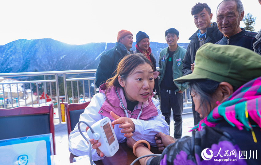 幫扶醫(yī)療小分隊(duì)成員為村民義診。劉學(xué)懿攝