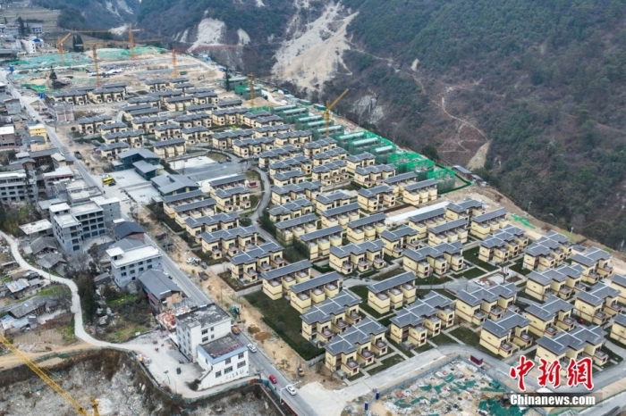 圖為2月1日，瀘定磨西鎮(zhèn)震后重建的安置小區(qū)。(無(wú)人機(jī)照片)<a target='_blank' href='/'><p  align=