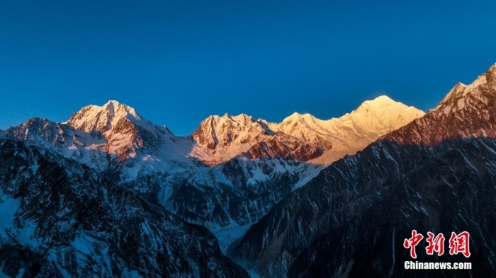 圖為2月1日，清晨陽光照在貢嘎雪山上，出現(xiàn)“日照金山”景觀。(無人機照片)<a target='_blank' href='/'><p  align=