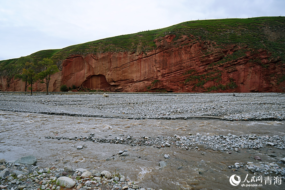 高山河谷。人民網(wǎng) 陳明菊攝