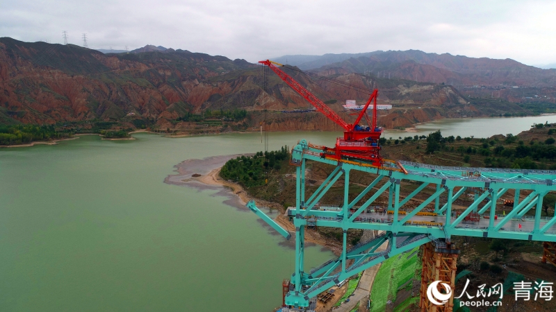 開(kāi)始第12節(jié)間鋼桁梁架設(shè)。人民網(wǎng) 況玉攝