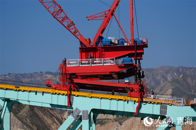 進(jìn)行拱上吊行走。人民網(wǎng) 況玉攝