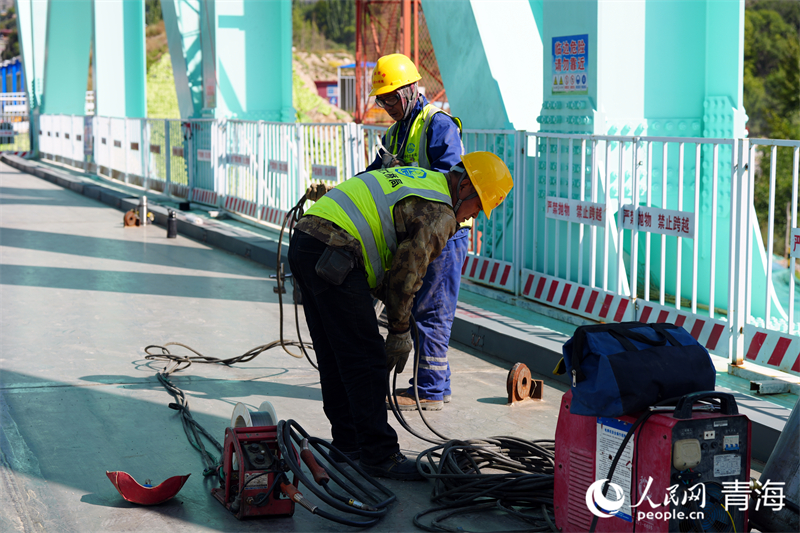 工人正在施工。人民網(wǎng) 況玉攝