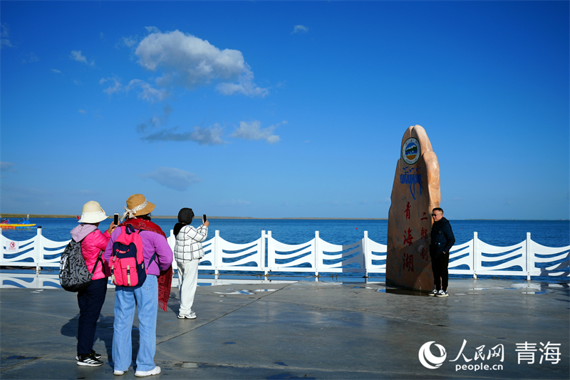 游客在青海湖二郎劍景區(qū)游玩。人民網(wǎng) 況玉攝