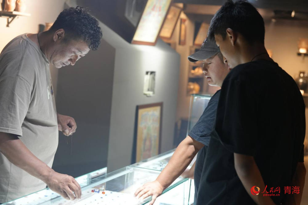 游客閑逛郭麻日古堡內(nèi)的文創(chuàng)店。人民網(wǎng) 陳明菊攝