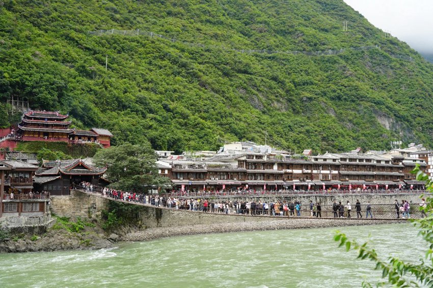 瀘定橋吸引無(wú)數(shù)游客駐足瞻仰。瀘定縣委宣傳部供圖
