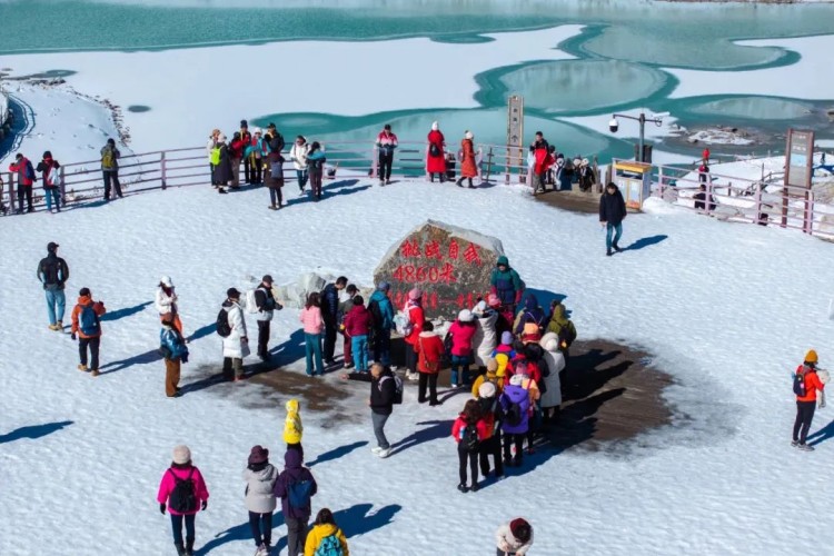 游客在達古冰川景區(qū)最高點打卡。黑水縣融媒體中心供圖