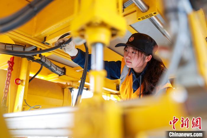 青藏鐵路公司“00后”養(yǎng)路機(jī)械駕駛員：護(hù)航旅客出行平安