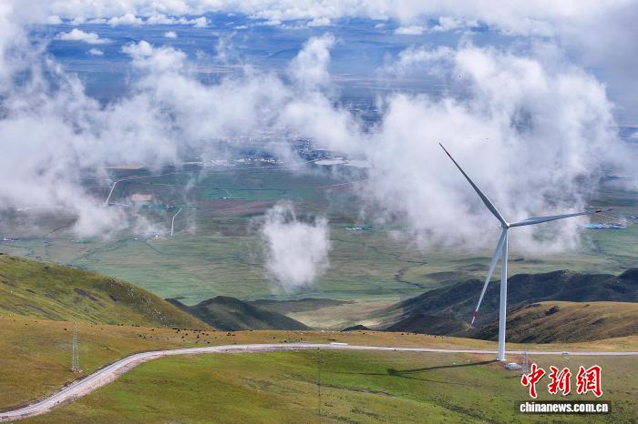 航拍青海湖北岸“云端觀景臺”同寶山