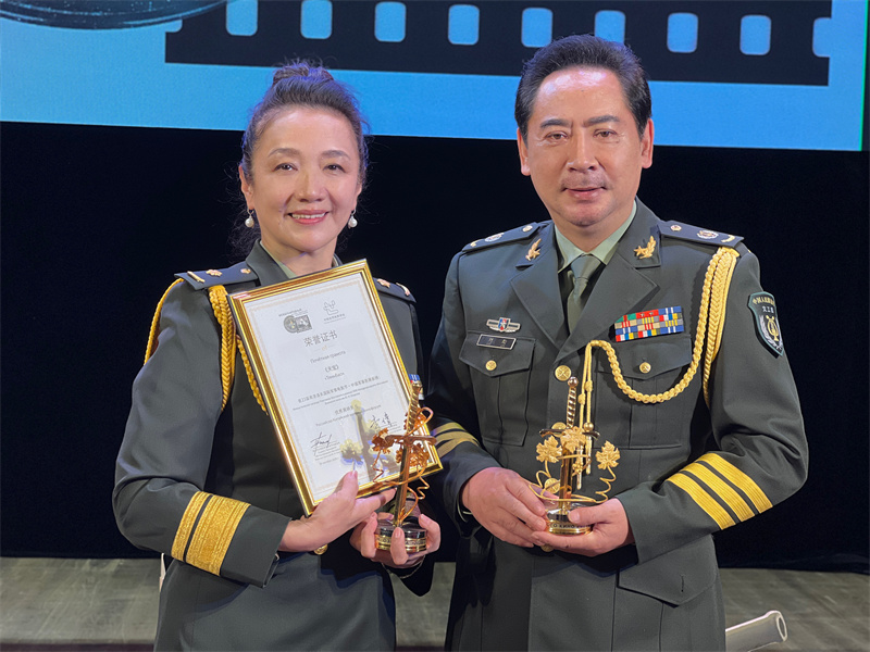 導(dǎo)演劉勁（右）與同事合影。阿壩州新聞傳媒中心供圖