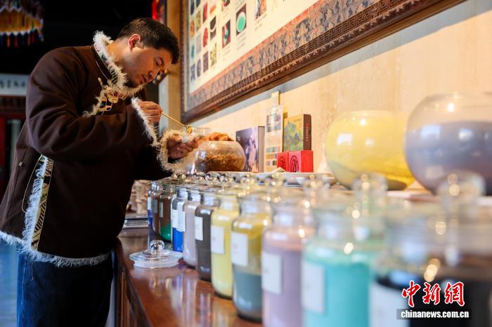 青海同仁:熱貢唐卡技藝在筆尖上代代相承