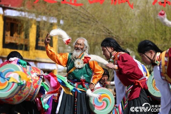 這里的人們，跳著從高原上長出來的久河卓舞，舞動人生，一代又一代。