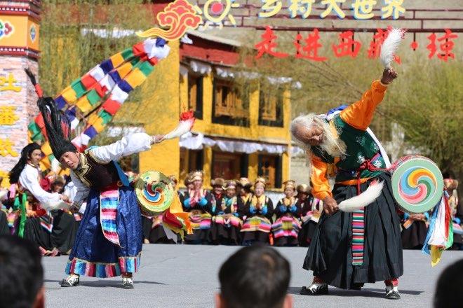 爺孫倆跳起舞來，鏗鏘有力。