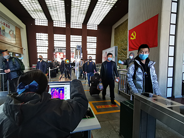 拉薩火車站工作人員對出站旅客進(jìn)行紅外線測溫。趙越拍攝.jpg