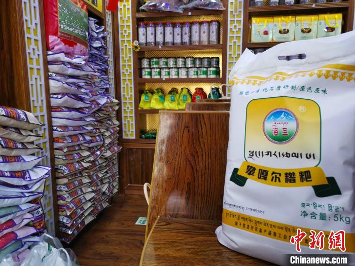 圖為洛桑旦增為自家青稞產(chǎn)品設(shè)計(jì)的商標(biāo)與特色包裝?！垈?攝