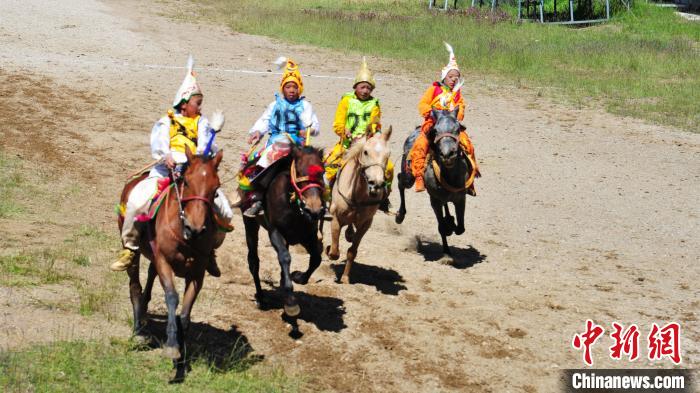 圖為少年騎手在比賽中?！垈?攝