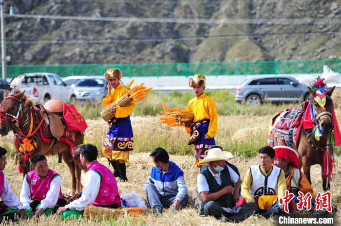 圖為等待登場(chǎng)的農(nóng)牧民演員。　張偉 攝