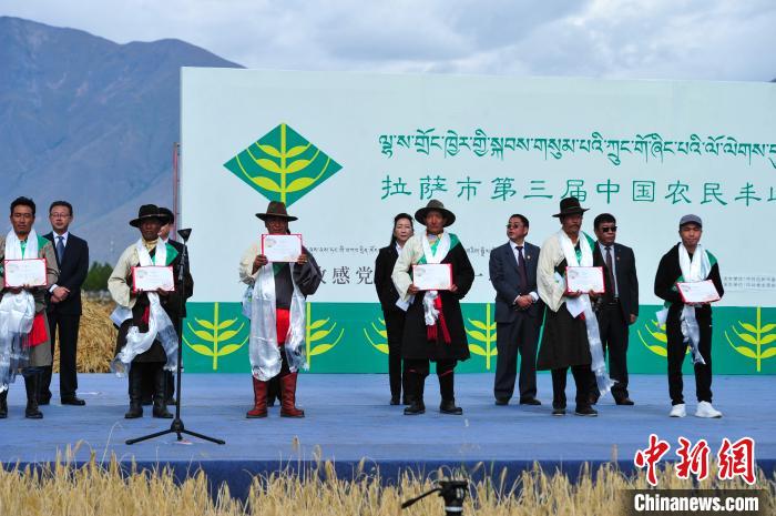 圖為活動(dòng)上獲得表彰的農(nóng)牧民?！垈?攝